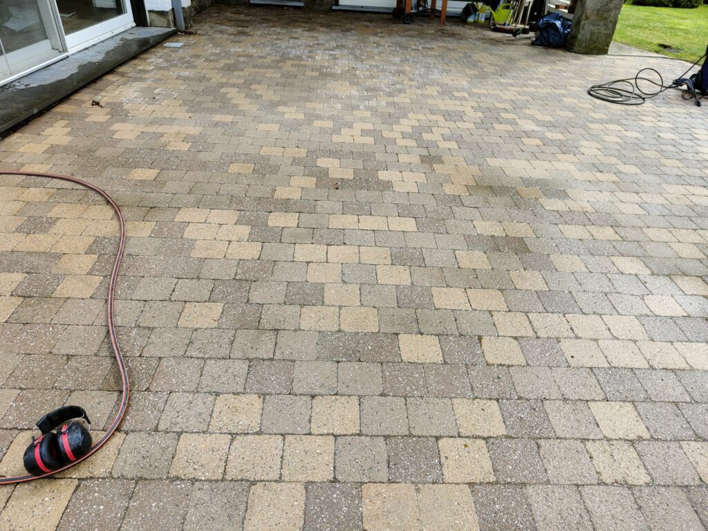 Betonklinkers na behandeling van donkere vervuiling door Terrasco