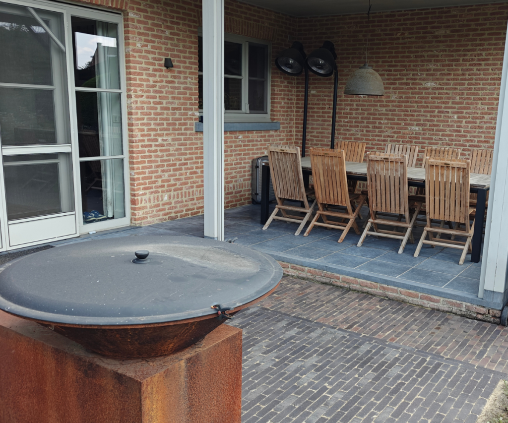 Verzorgd terras en tuinpad na reiniging door Terrasco