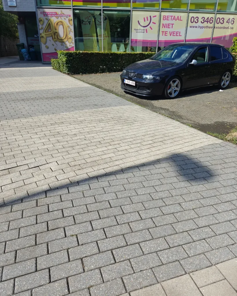 Klinkerparking bij een bedrijf, als contextbeeld voor mogelijke olievervuiling
