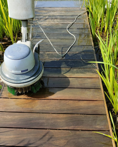 Terrasco borstelreiniging op houten vlonder