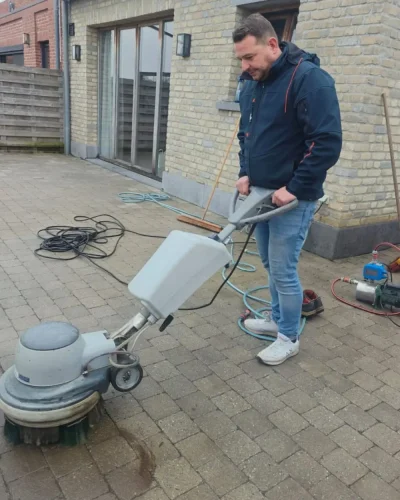 Terrasco - onkruidverwijdering met borsteltechniek