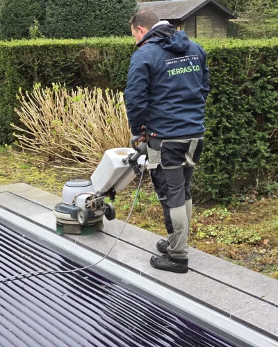 Terrasco reiniging boordstenen van zwembad